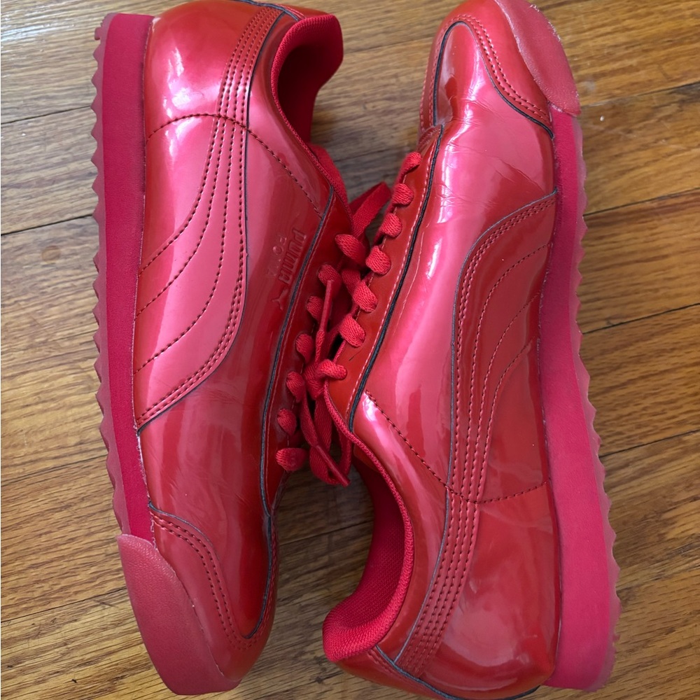 Patent red pumas